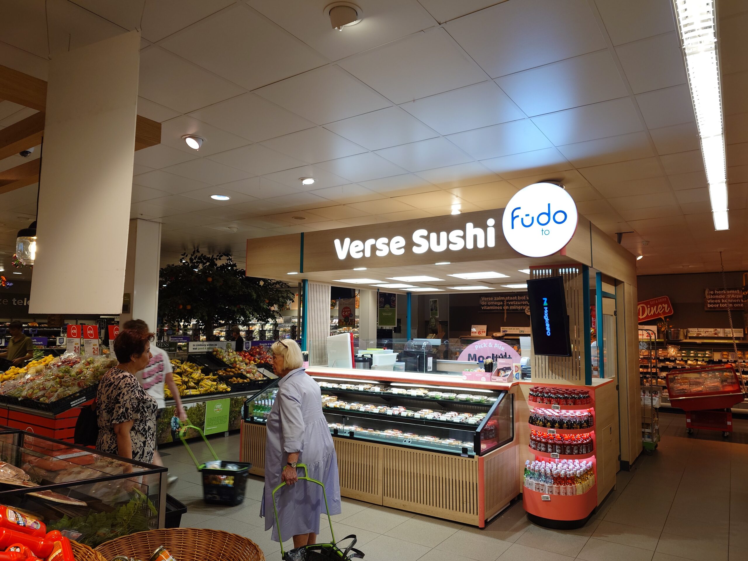 オランダのスーパーマーケットに設置された寿司コーナー。和食ブームが広がる欧州で、日本企業のブランドを見かけない現状を象徴する光景