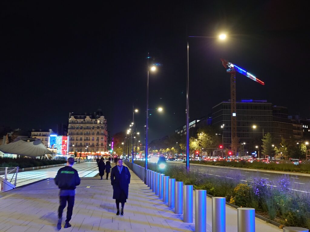 パリ・ポルトマイヨー広場の夜景と光るガラス床