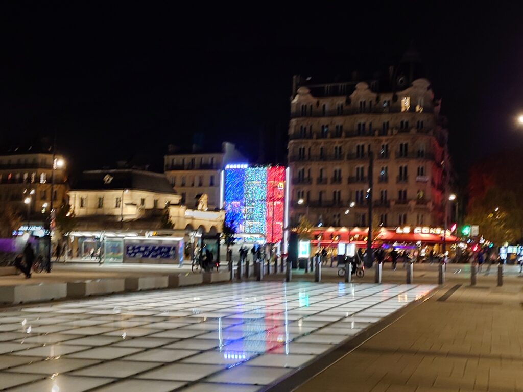 パリ・ポルトマイヨー広場の夜景とガラス床
