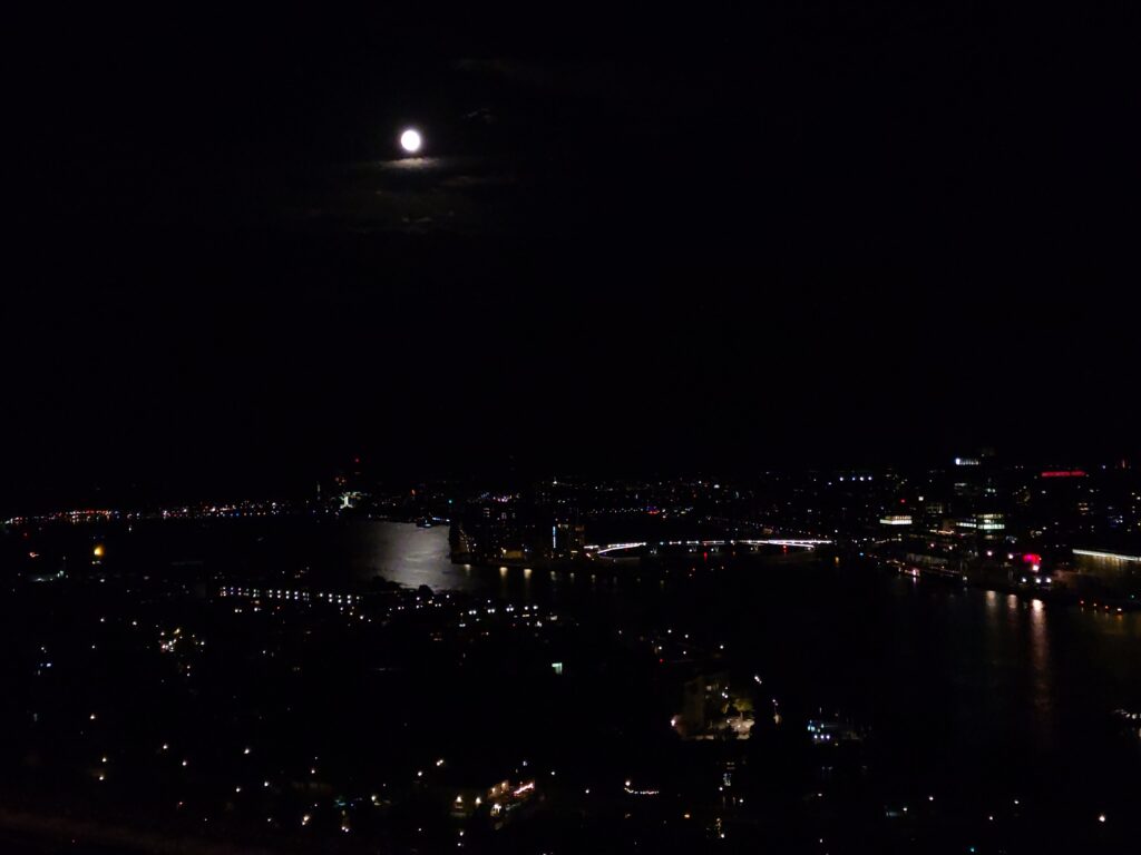 展望台から眺める満月とアムステルダムの夜景