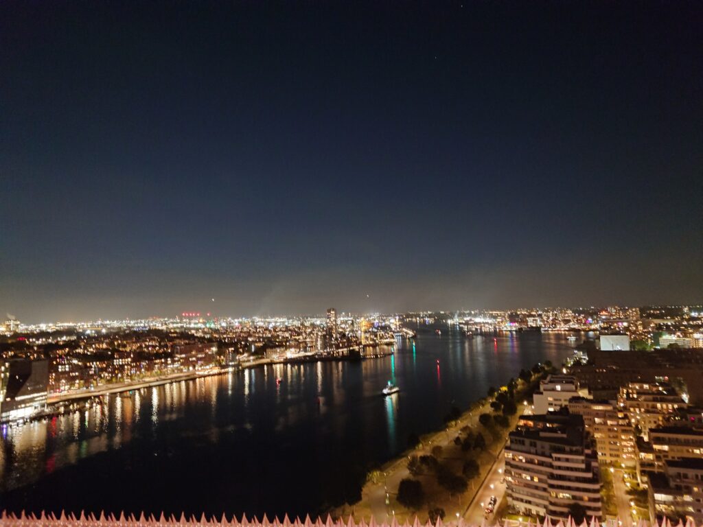 アムステルダム展望台から眺める夜景と水面に映る街の光
