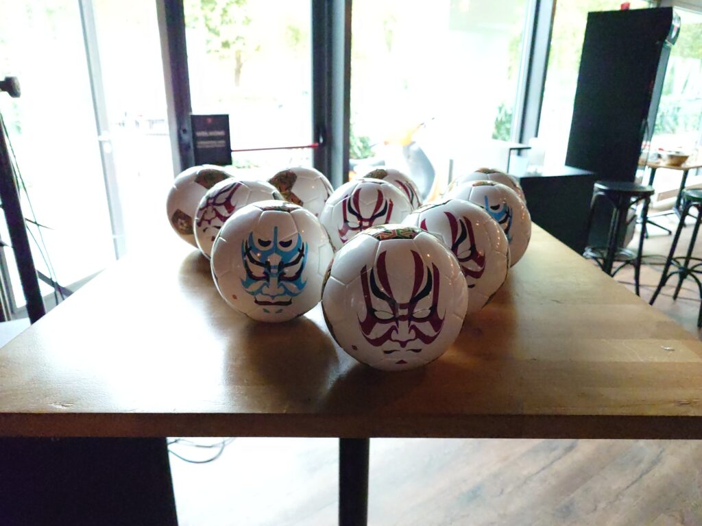 歌舞伎の隈取デザインが描かれたサッカーボールの展示。